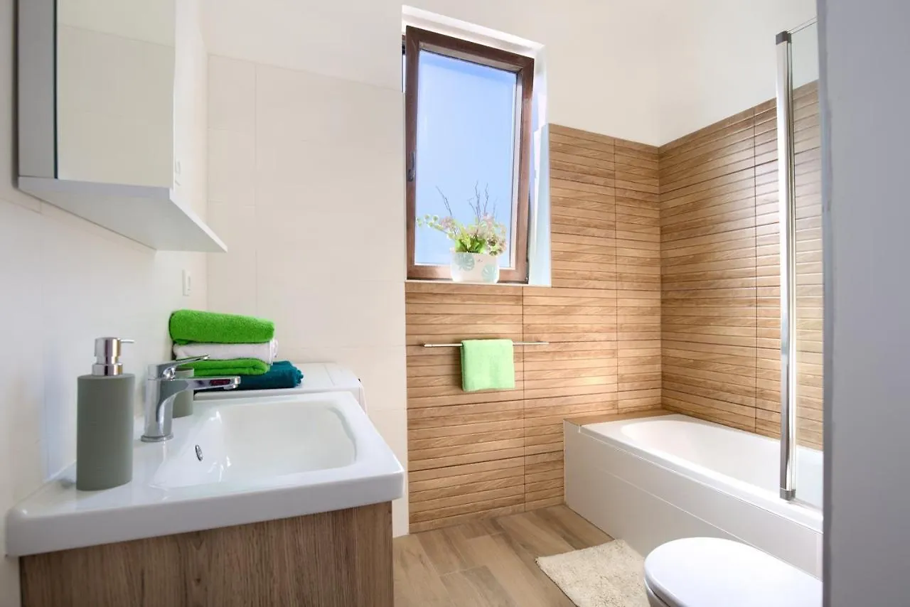 Amphitheater 3+2 Modern Apartment With Terrace, Wifi, Netflix Pula