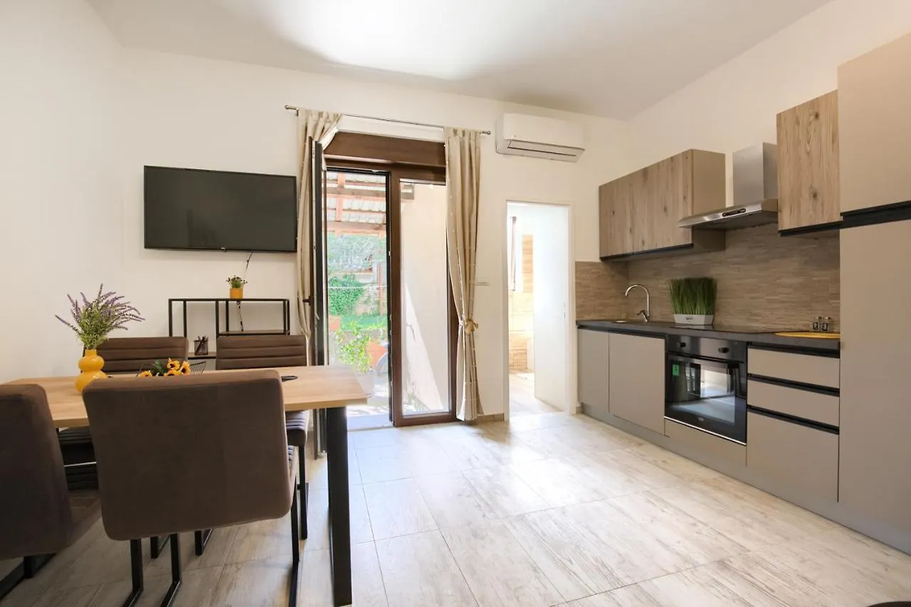 Amphitheater 3+2 Modern Apartment With Terrace, Wifi, Netflix Pula