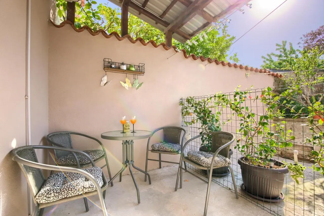 Amphitheater 3+2 Modern Apartment With Terrace, Wifi, Netflix Pula