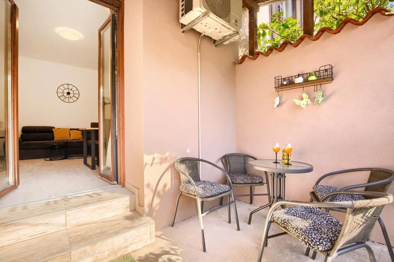 Amphitheater 3+2 Modern Apartment With Terrace, Wifi, Netflix Pula